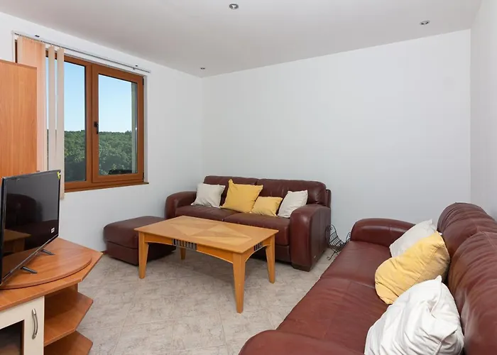 частен в затворен комплекс Синеморец